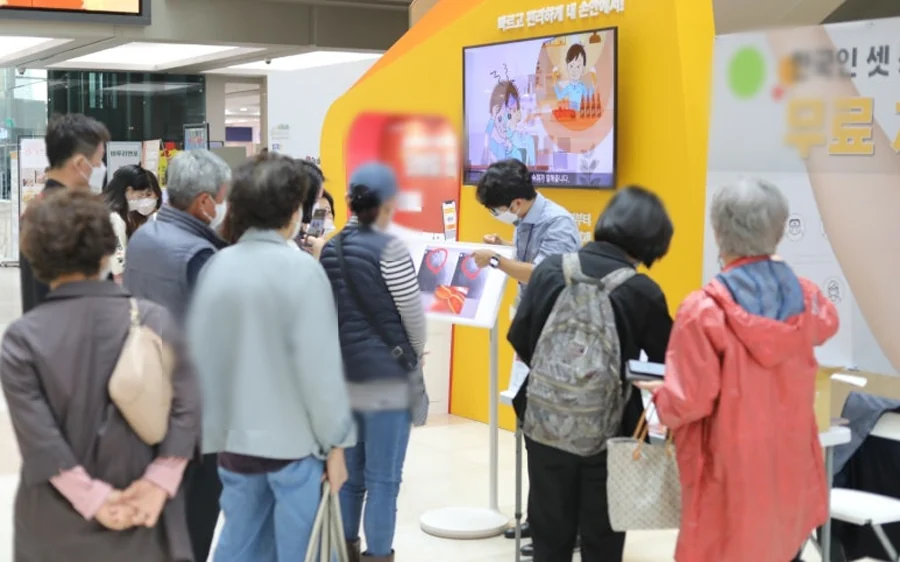 지역사회 캠페인 부스에서 진행되는 체험 현장