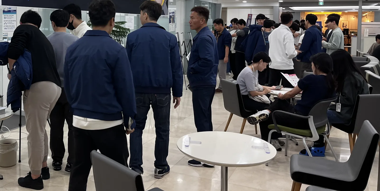 행사 현장에서 순차로 참여하는 참여자들
