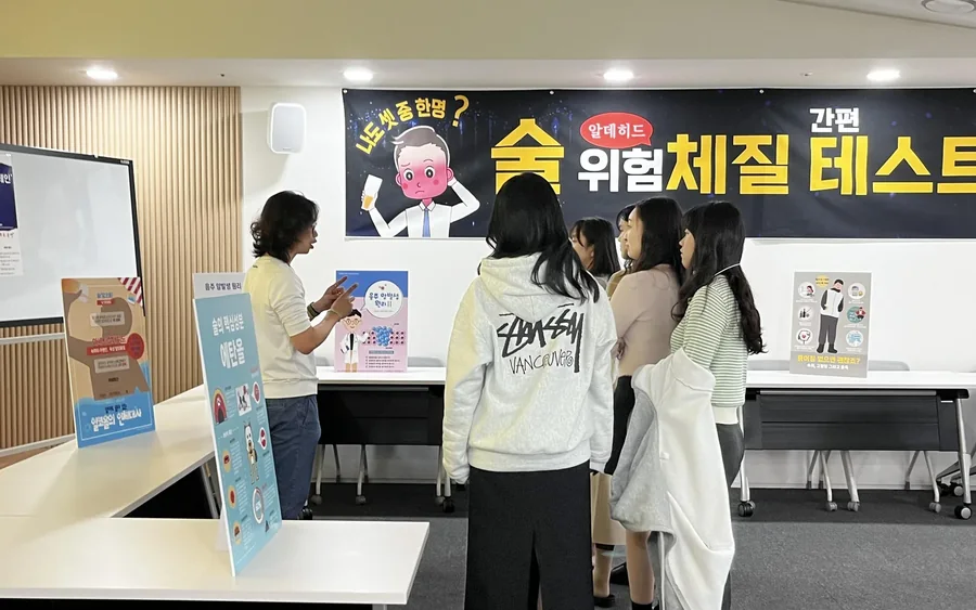 현장 부스에서 참여자가 알쓰패치 체험을 안내받는 모습